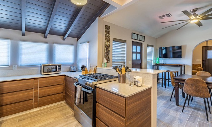 Tucson Casa | Modern, new house. One Block from Campus