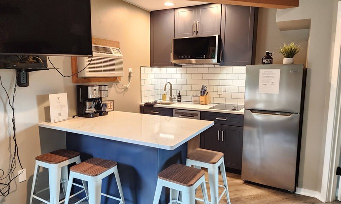 Mancelona Condominio | Modern NEW renovated bathroom, WIFI, Pool, new kitchen Summer of 24! sleeps 4.