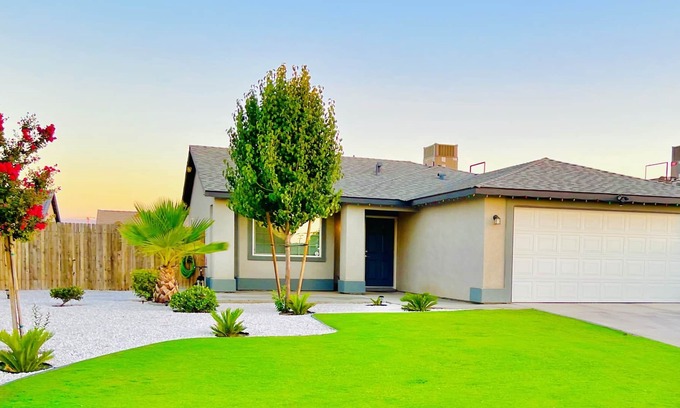 Pumpkin Center Casa | Modern Newer 4 bedroom Home with Free parking
