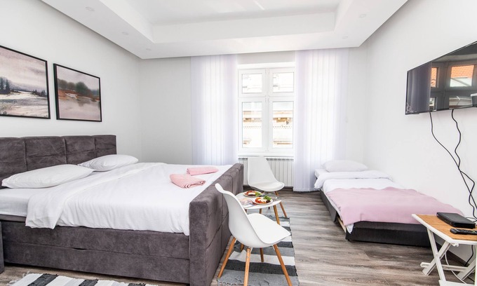 Old Town Apartamento | Modern Newly Refurbished Studio! Main Street