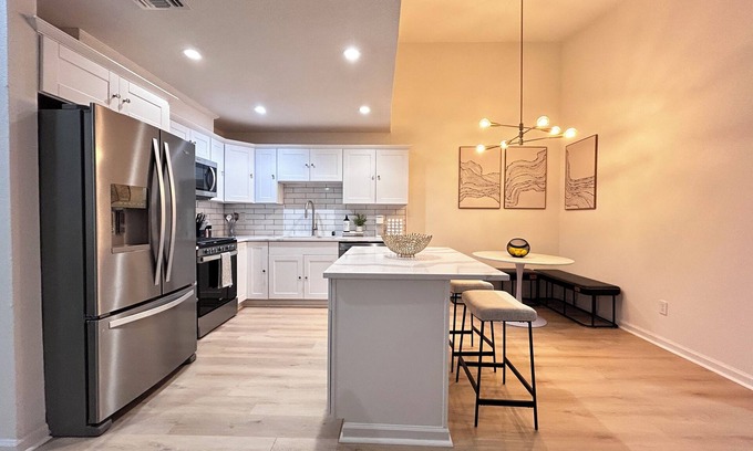 South Natomas Casa | Modern newly renovated 3-bedroom duplex in welcoming Sacramento with Wi-Fi, AC