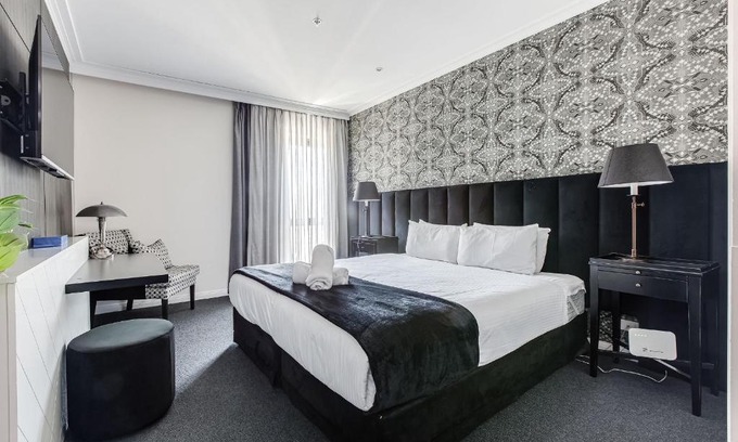 Chinatown Apartamento | Modern Nomads Classic Styled King Studio with Indoor Pool