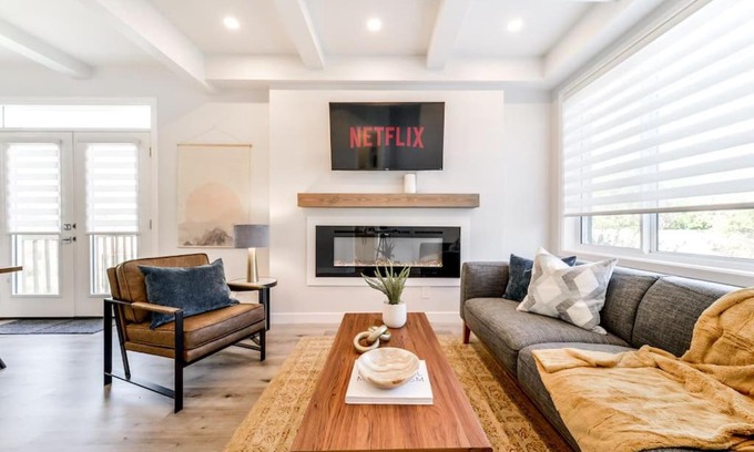 Jasper Place Casa | Modern Nordic Escape, 3BR Near WEM & DT, AirCon & Fireplace, Wifi, Sleeps 6!