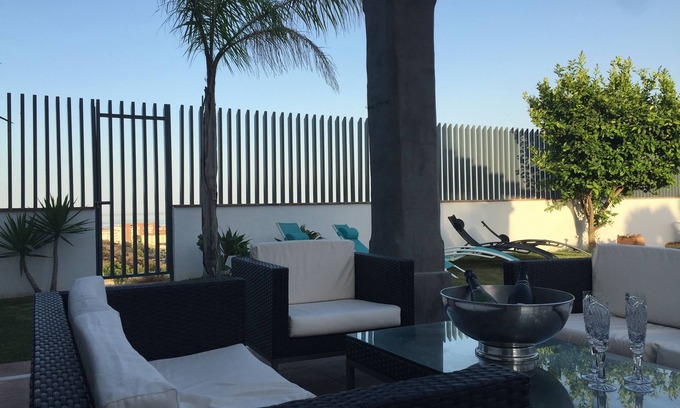Urbanización Puerto de Estepona Villa | Moderna villa de 4 dormitorios de inspiración nórdica con piscina y fantásticas vistas en Estepona