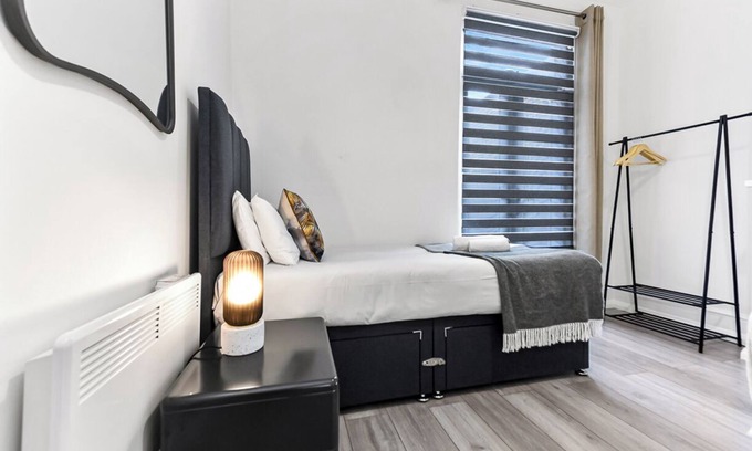 Latchmere Casa | Modern Oasis: 2BR Escape with Outdoor Retreat