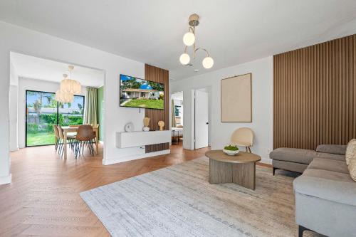 North Andrews Gardens Casa | Modern Oasis King Bed Pet Friendly 10m to Beach