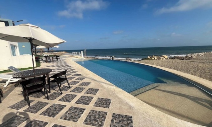 Playas Apartamento | Modern Ocean Footage Pool/Hot Tub
