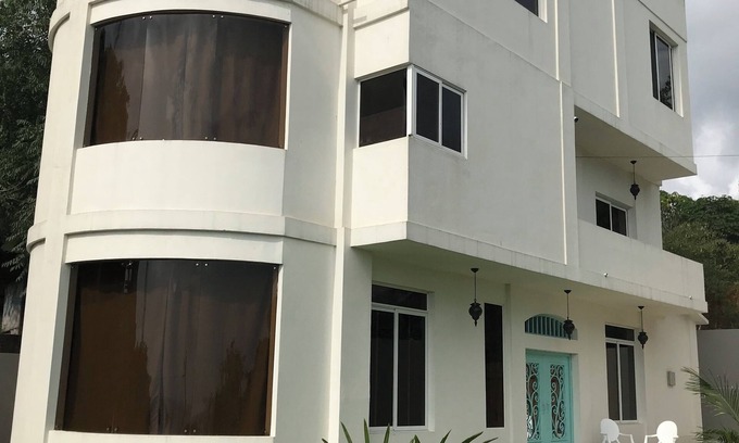 Montañita Casa | Modern oceanfront house in Montañita Estate, 5 minutes from the beach!