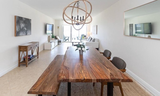 Sunny Isles Beach Apartamento | Modern Oceanview Condo - Steps to the Beach!