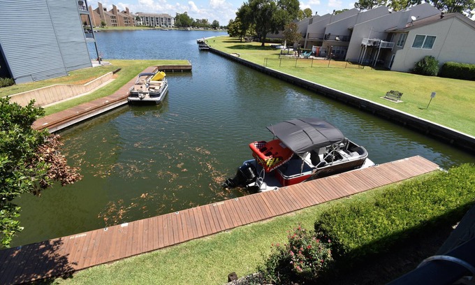 Walden on Lake Conroe Condominio | Modern One Bedroom, One Bath, Waterfront Condo With Scenic View