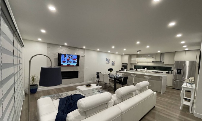 Upper Lonsdale Casa | Modern open and bright 3BR