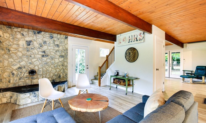 Carver Casa | Modern Oregon Getaway w/ Fireplace, Yard & Deck