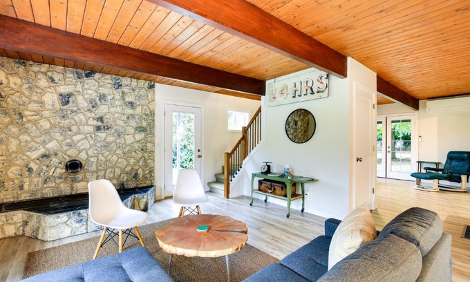 Carver Casa | Modern Oregon Getaway with Fireplace, Yard and Deck