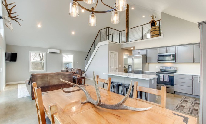 Highland Center Cabina | Modern Oskaloosa Cabin w/ 2 Acres & On-Site Trails