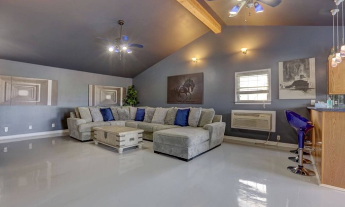 Lexington Casa | Modern,peaceful,clean w/a great porch view!