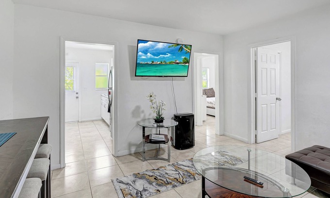 Delray Beach Cabaña | MODERN PET FRIENDLY COTTAGE, WALK TO ATLANTIC