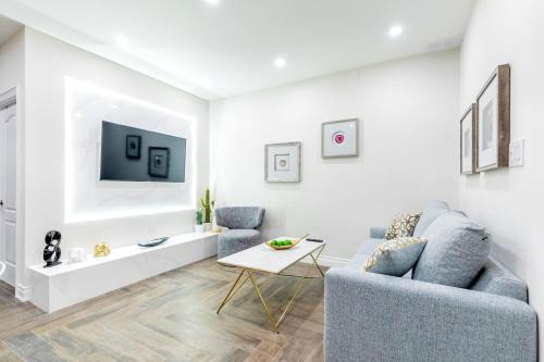 Chinatown Casa | Modern Pet-friendly Chinatown Apartment