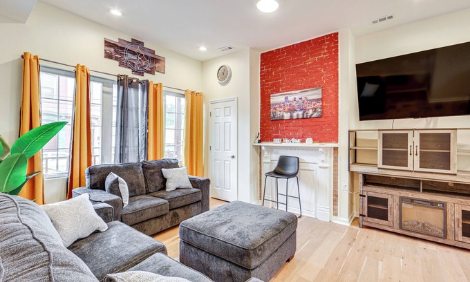 Manchester Casa | Modern Pittsburgh Home w/ Rooftop Deck & Backyard