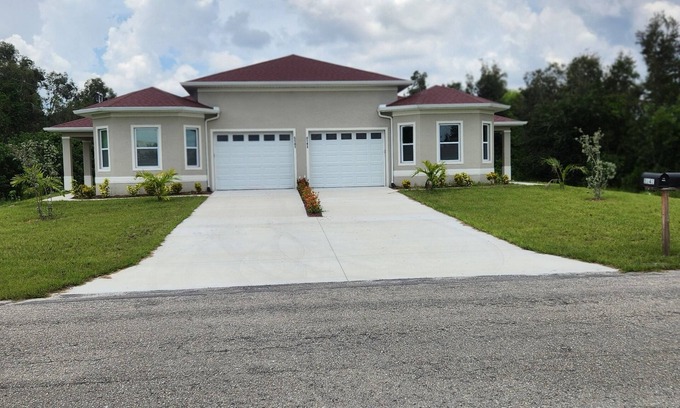 Westminister Casa | Modern Place, 3-bedroom house with WiFi, AC, spacious in welcoming Lehigh Acres