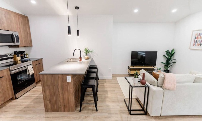 Winnipeg Casa | Modern, Prime Location & Comfort