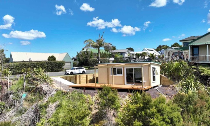 Paihia Cabina | Modern private cabin, breathtaking ocean & bush views, natural light & quiet