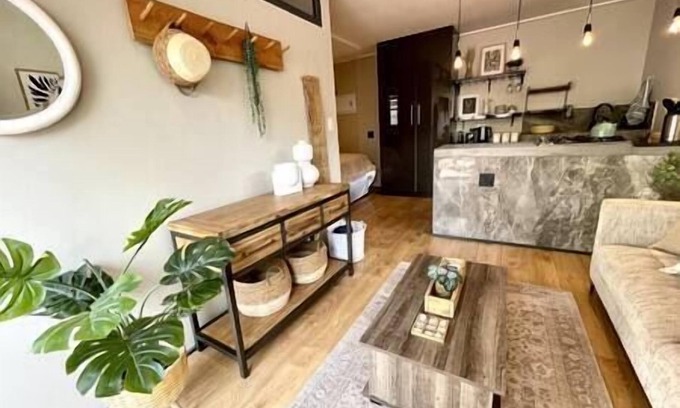 Die Boord Casa | Bohemian Private Flat, Aircon, Secure Parking