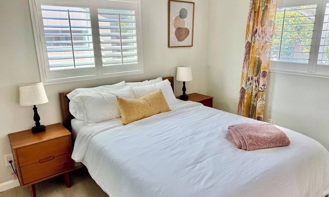 Rolando Village Cabaña | Modern Private Guesthouse - Full Kitchen & Laundry