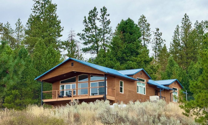 Colville Casa | Modern. Private. Spacious. Fully stocked. Family friendly. Cozy. RV hookup.