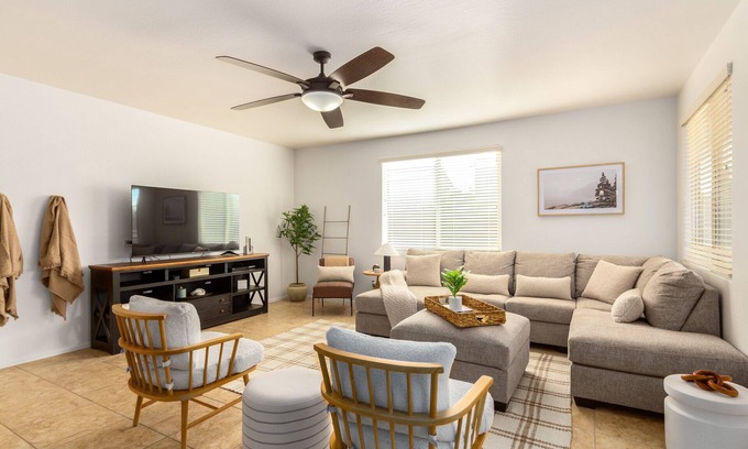 San Tan Valley Casa | Modern Queen Creek Home W/ Fire Pit! Dog Friendly!