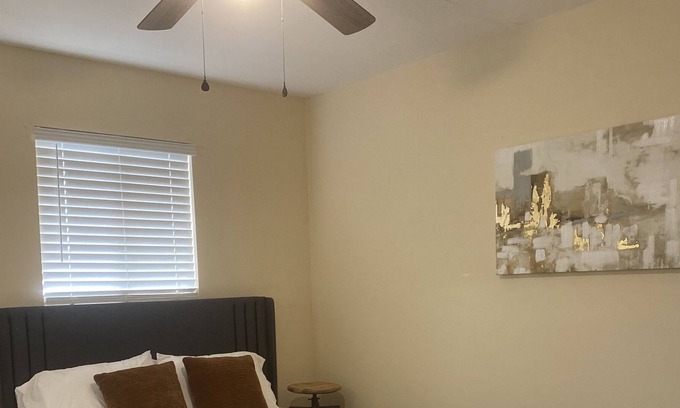 Fondren Apartamento | Modern Queen Suite Apt