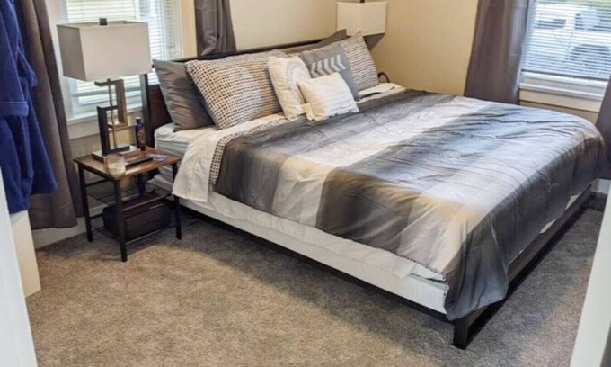 Moline Casa | Modern Quiet 1BR Fenced Yard + Office DT Moline