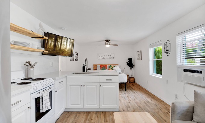South Palm Park Neighborhood Association Condominio | Modern, Quiet & Private Condo w/ Fenced Yard