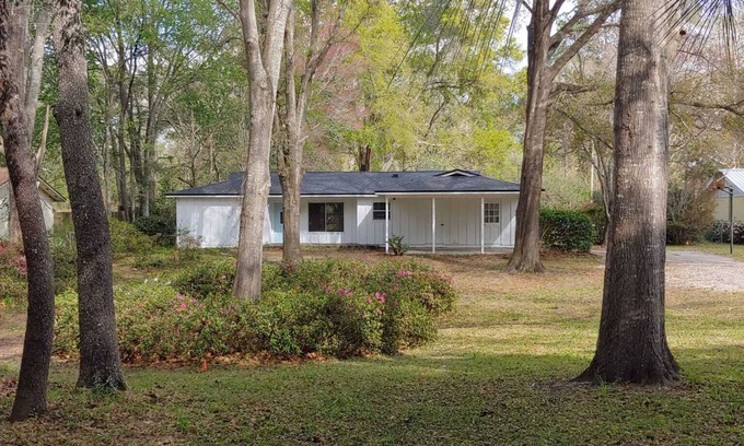 Newberry Casa | Modern Ranch pool house- close to it all.