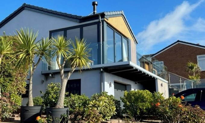 Exmouth Casa | Modern renovated air conditioned bungalow with sea views