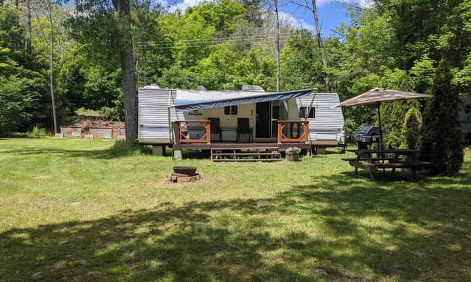 Cloyne Casa | The Prowler - Camper-Trailer
