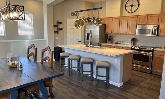 Anthem East Side Condominio | Modern Resort Retreat in Anthem AZ