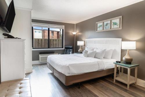 Litchfield by the Sea Apartamento | Modern Resort View Room on the First Floor