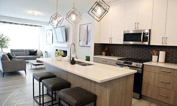 Southwest Edmonton Casa | Modern Retreat 3 King Beds,Garage,Disney