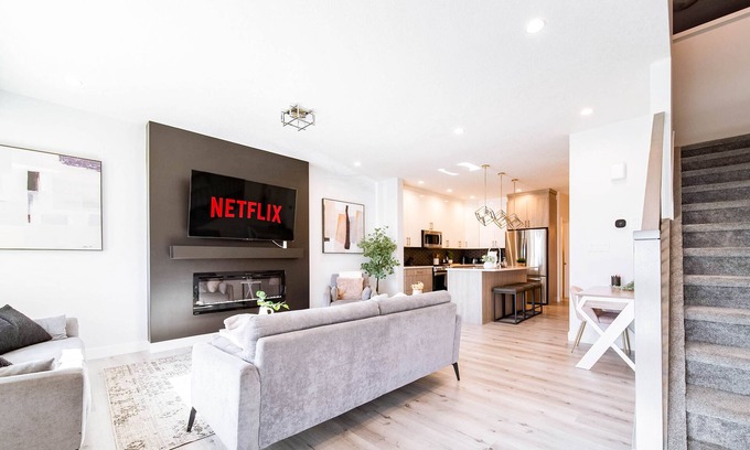 Southwest Edmonton Casa | Modern Retreat-3 King Beds-Garage-WiFi-Sleeps 10!