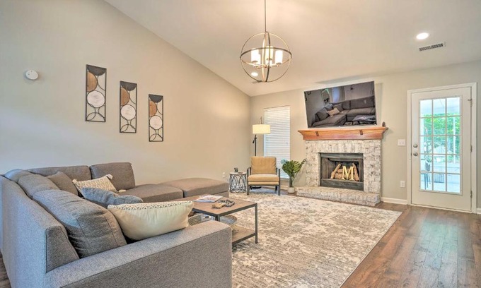 Mount Pleasant Casa | Modern Retreat - 4 Miles to Isle of Palms Beach!