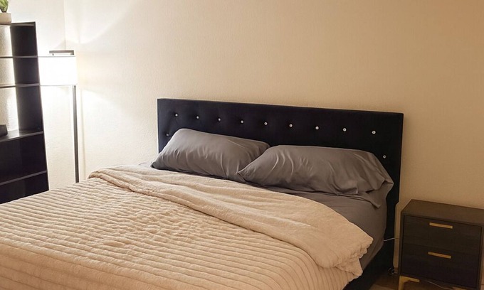 Stockton Apartamento | Modern Retreat Cali King Bed Fireplace + Full Kitchen