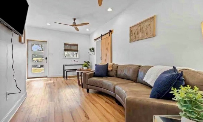 Liberty Area Casa | Modern Retreat: Cozy Getaway in Lexington