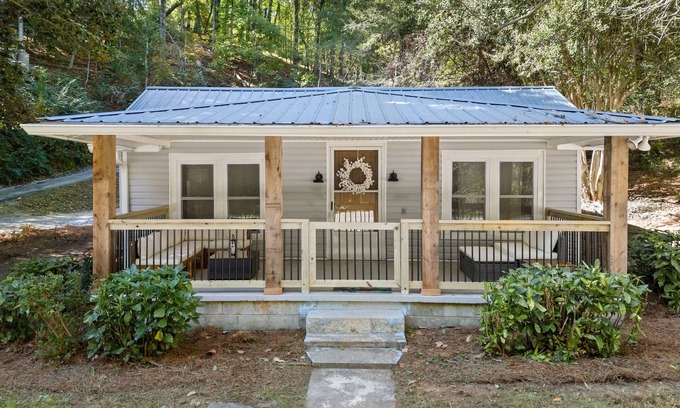 Murrayville Casa | Modern Retreat- Hollywood 50s Lounge & Billiards
