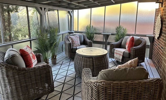 Woodbine Gardens Casa | Modern retreat in the city w/firepit, covered back porch, in suite laundry, WFH,