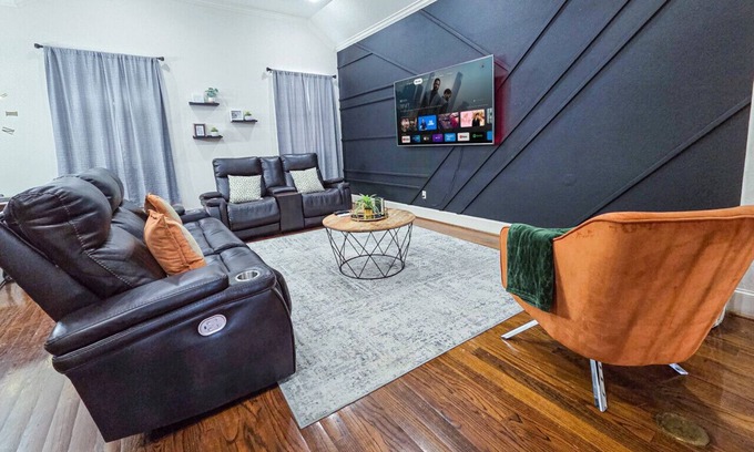 Woodlake - Briar Meadow Casa | Modern 2-Story Retreat in Uptown
