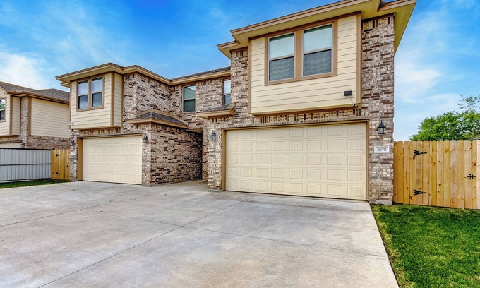 Central Southwest Casa | Modern Retreat Near Med Center – Quick Drive to NRG!