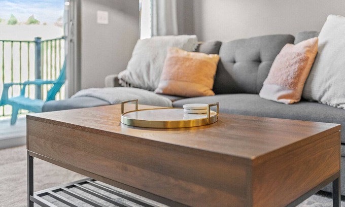 West Des Moines Apartamento | Modern Retreat with Garage, Gym, and Pool
