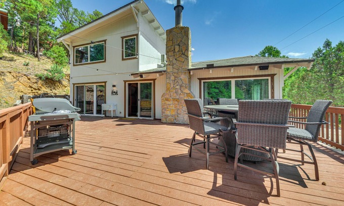 Ruidoso Cabina | Modern Retreat w/ Deck: 14 Mi to Ski Apache!