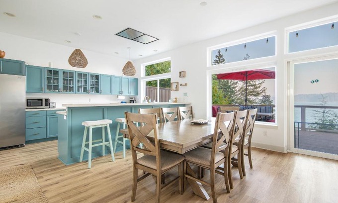 Hoodsport Casa | Modern retreat w/stunning views & hot tub