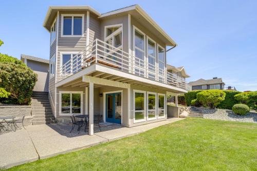 Wapato Point Casa | Modern Retreat with Hot Tub - Steps to Lake Chelan!